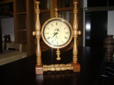 Reloj de mesa en roble